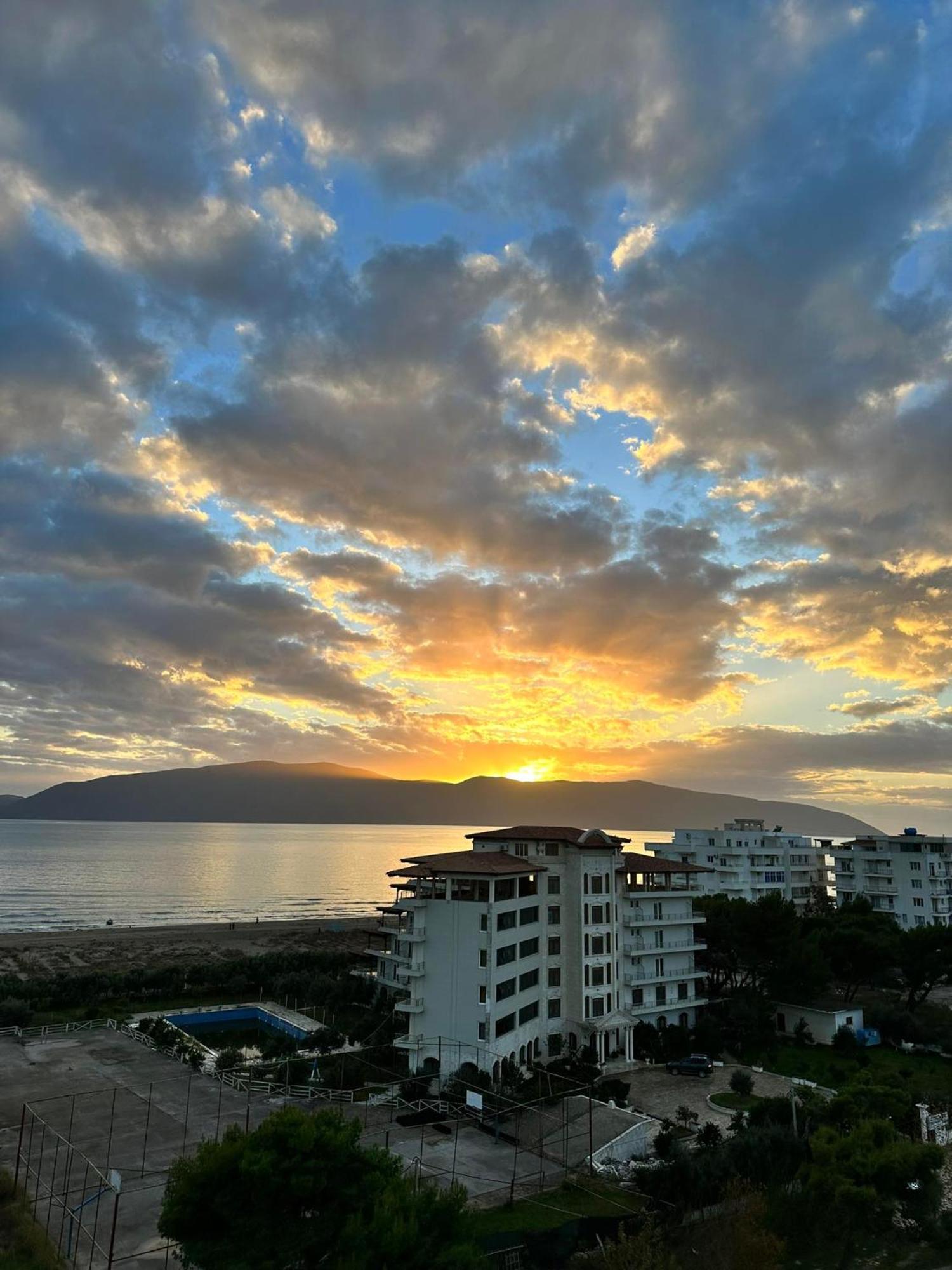 Sea View Apartment Luxury Vlorë Eksteriør billede